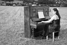 Klavier im Feld